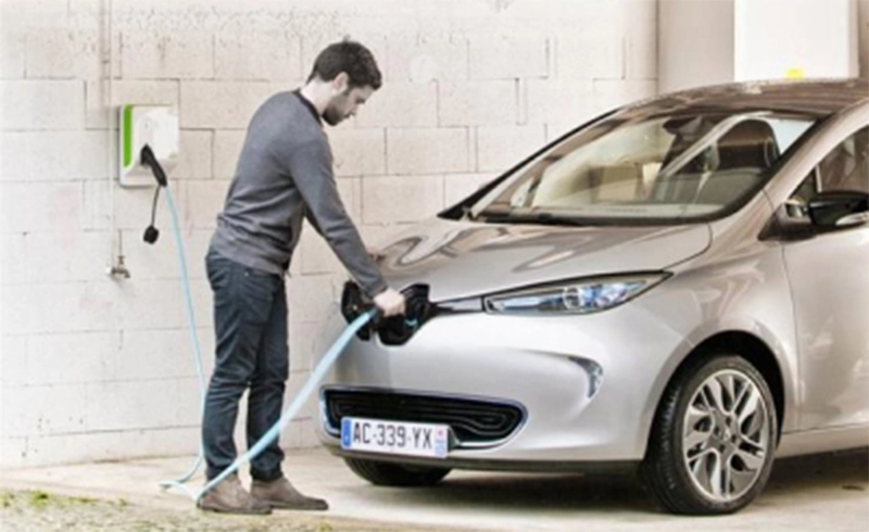 Borne de recharge murale installée dans le parking d'une copropriété