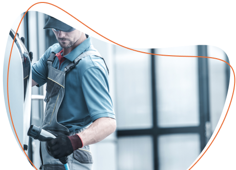 Installateur de borne de recharge au travail